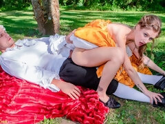 Arsch, Blondine, Kleid, Behaart, Handjob, Lecken, Im freien, Muschi