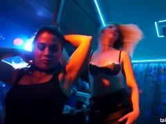 Aangekleed, Genootschap, Lesbisch, Likken, Orgie, Kut duiken, Verlegen, Nat