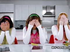 Gros seins, Sucer une bite, Plantureuse, Érotique, Le plan cul à quatre, Petite amie, Lesbienne, Adolescente