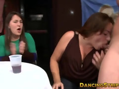 Grosse bite, Brunette brune, Dansant, Queue, Noir ébène, Fête, Adolescente, Voyeur