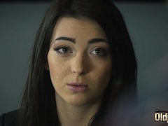 Chambre à dormir, Sucer une bite, Brunette brune, Tir de sperme, Embrassement, Piercing, Maigrichonne, Avaler