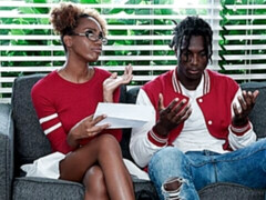 Grosse bite, Sucer une bite, En levrette, Interracial, Cheveux courts, Maigrichonne, Adolescente, Nénés