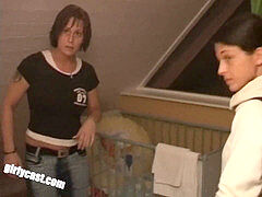 Amateur, Sucer une bite, Brunette brune, Première fois, Fait maison, Embrassement, Fête, Softcore