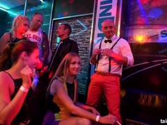 Rubia, Bailar, Interracial, Lesbiana, Lamidas, Fiesta, Intercambio de parejas, Mojado
