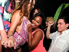 Grosser arsch, Grosser schwanz, Blasen, Verein, Hundestellung, Natürlichen titten, Orgie, Titten