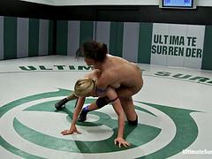 Blondine, Braunhaarige, Pummelig, Weibliche domination, Hd, Milf, Öffentlich, Rau