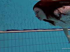 Tussi, Bikini, Braunhaarige, Erotisch, Hardcore, Öffentlich, Jungendliche (18+), Unter wasser