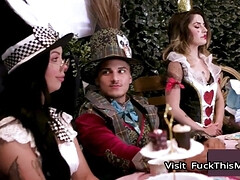 Красотки, Большой член, Брюнетки, Грудастые, Семяизвержение, Собачьи, Секс без цензуры, Сиськи