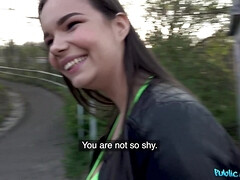 Grosse titten, Braunhaarige, Tschechisch, Europäisch, Handjob, Im freien, Titten, Zug