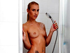 18 jaar, Grote kont, Grote mammen, Blond, Masturbatie, Douche, Strippen, Tiener