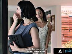 Красотки, Дилдо, Пальцем, Секс без цензуры, Межрасовый секс, Наездница, Страпон, Сиськи