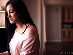 Grosser schwanz, Braunhaarige, Kehlenfick, Aufs gesicht abspritzen, Handjob, Hd, Milf