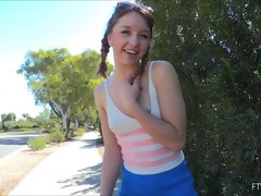 Dansant, Extrême, Béant, Masturbation, Orgasme, Public, Solo, Sous la jupe