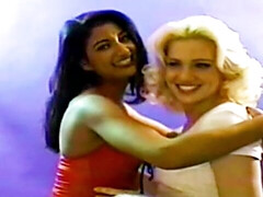 18 ans, Gros seins, Sucer une bite, En levrette, Faciale, 2 femmes 1 homme, Maigrichonne, Adolescente