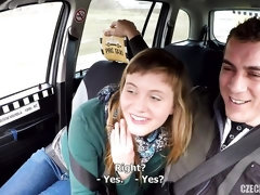 デカ尻, デカパイ, ブロンド, フェラチオ, 車, 手コキする, ストリッピング, ティーン