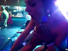 Blonde, Brunette brune, Homme nu et filles habillées, Poupée, Groupe, Interracial, Lesbienne, Echangistes