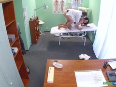 Sucer une bite, Tromperie, Médecin, Doigter, Branlette thaïlandaise, Infirmière, Bureau, Chatte