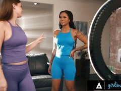 デカパイ, 異人種間, レズビアン, なめる, 淫乱熟女, オマンコ, ティーン, オッパイの