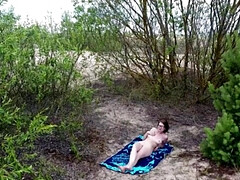 Tussi, Strand, Grosse titten, Braunhaarige, Masturbation, Orgasmus, Öffentlich, Solo