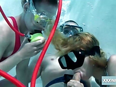 Sucer une bite, Brunette brune, Tir de sperme, Branlette thaïlandaise, Hard, Hd, Piscine, Sous marin