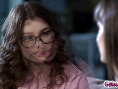 Morena, Penetracion con dedos, Besar, Lesbiana, Madres para coger, Tetas naturales, Afeitado, Tetas