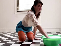Pepita's Floor Cleaning: A Solo Amateur Experience