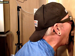 素人, フェラチオ, 顔射, ゲイ, のぞき穴, 手コキする, 熟年, タトゥー