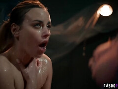 Kehlenfick, Schwanz, Fingern, Hardcore, Rasiert, Flotter dreier, Titten, Spielzeuge