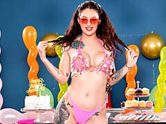 Bruinharig, Schattig, Kut duiken, Mager, Alleen, Tatoeage, Tieten likken, Speelgoed