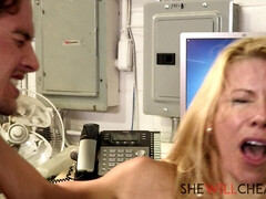 18 años, Tetas grandes, Engañando, Cornudo, Madres para coger, Oficina, Perforación, Coño