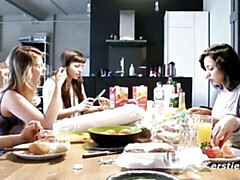 美女, イく瞬間, イマラチオ, 指いじり, 小柄, プール, ロシア人, 濡れ