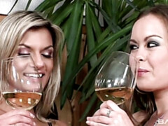 デカパイ, 指いじり, キス, レズビアン, オナニー, 剃毛, ストッキング, ストリッピング