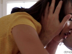 Brunette brune, Éjaculation interne, En levrette, Fille latino, Léchez, Seins naturels, Chatte, Nénés