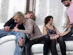 Sucer une bite, Tir de sperme, Le plan cul à quatre, Homosexuelle, Branlette thaïlandaise, Hard, Orgie, Jarretelles