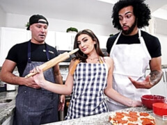 Grosse bite, Brunette brune, Tromperie, En levrette, Doigter, Interracial, Cuisine, Tatouage