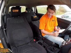 Sucer une bite, Voiture, Tir de sperme, Gorge profonde, Marrant, Lunettes, Seins naturels, Pov