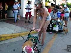 Cul, Gros seins, Mère que j'aimerais baiser, Naturelle, De plein air, Fête, Public, Chatte