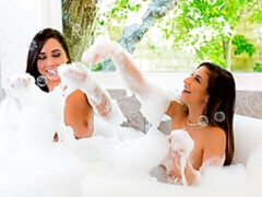 Grosser arsch, Blasen, Braunhaarige, Frau frau mann, Fingern, Behaart, Lingerie, Flotter dreier