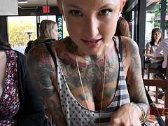 Leie, Tussi, Grosse titten, Bikini, Blondine, Freundin, Masturbation, Öffentlich