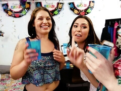 Blond, Bruinharig, Hondjeshouding, Slaapzaal, Groep, Latijnse vrouw, Natuurlijke tieten, Tieten likken