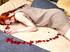 Leie, Masturbation, Natürlichen titten, Rotschopf, Dürr, Solo, Entkleiden, Titten