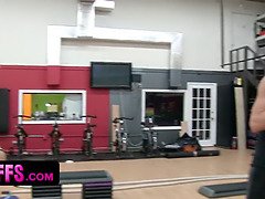 Zwart, Pijpbeurt, Sperma shot, Sperma in gezicht, Sportzaal, Handbeurt, Orgie, Tiener