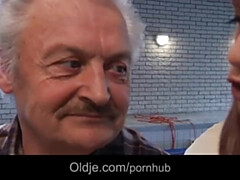 Pijpbeurt, Hondjeshouding, Opa, Hd, Rijpe lesbienne, Natuurlijke tieten, Roodharige vrouw, Tiener