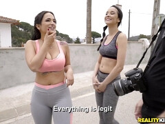 Grote mammen, Bruinharig, Sperma, Gapende, Lesbisch, Buiten, Billekoek, Trio