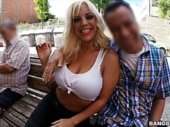 Enthousiasteling, Grote lul, Grote mammen, Blond, Hondjeshouding, Moeder die ik wil neuken, Openbaar, Tieten likken