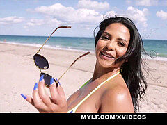 Bikini, Brunette brune, Femme couguar, Tir de sperme, Femme au foyer, Fille latino, Mère que j'aimerais baiser