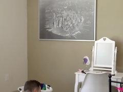 Blonde, Sucer une bite, Branlette thaïlandaise, Masturbation, Mamelons, Rasée, Se déshabiller, Grande