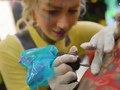 Enthousiasteling, Anaal, Pijpbeurt, Duits, Orgasme, Ruw, Tatoeage, Tieten likken