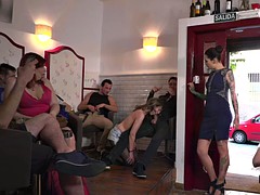 Blondine, Weibliche domination, Öffentlich