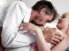 Tussi, Grosser schwanz, Grosse titten, Blasen, Besamung, Papi, Hardcore, Hd